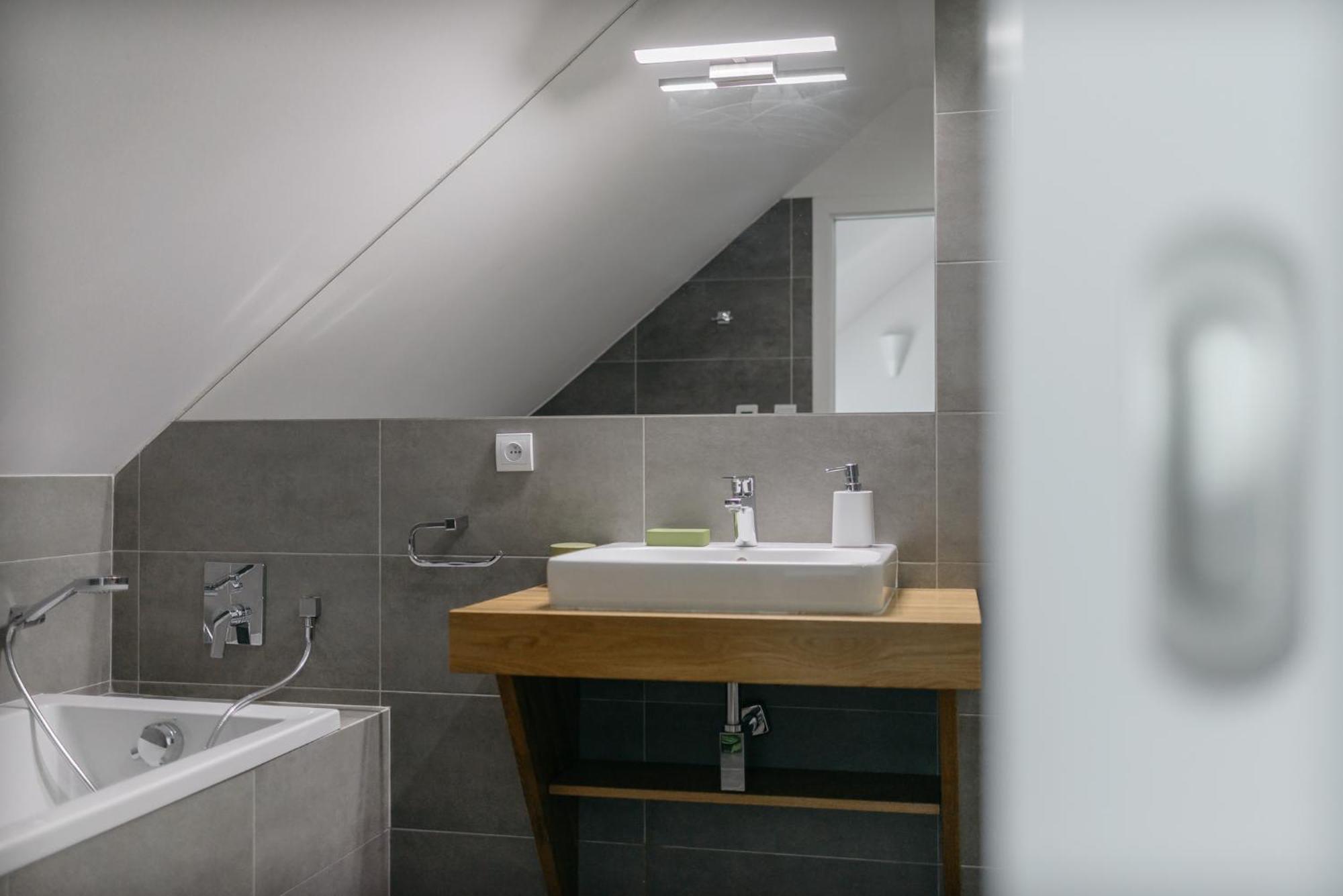 Roy 2 Bdr Apartment With Prague Castle View, Parking & Ac Екстер'єр фото