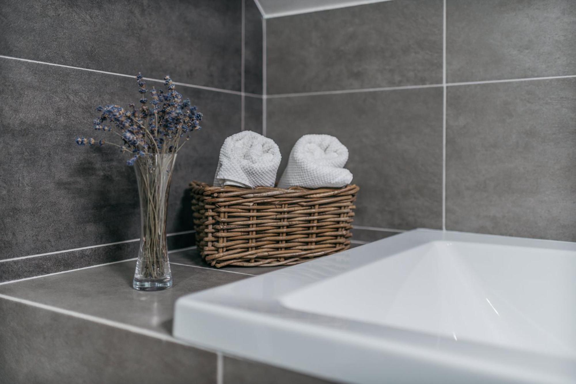 Roy 2 Bdr Apartment With Prague Castle View, Parking & Ac Екстер'єр фото